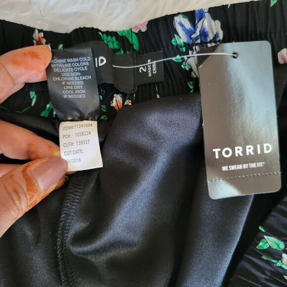 NWT Torrid Black Floral Chiffon Pull On Wide Leg Pants - Size 2X - Picture 6 of 12